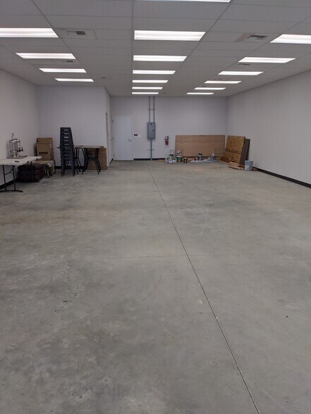 More Photos Of 324 W Lancaster Rd, Hayden General Retail For Lease