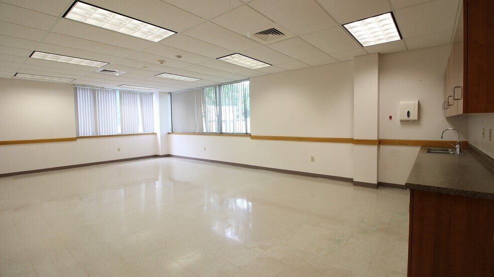 More Photos Of 2 Shaws Cv, New London Medical For Sale