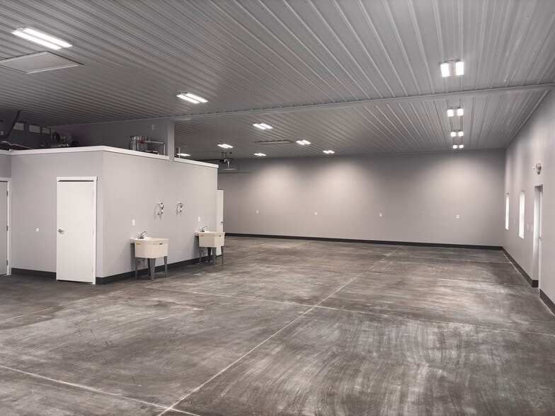 More Photos Of 1401 Amy Ln, Franklin Showroom For Lease