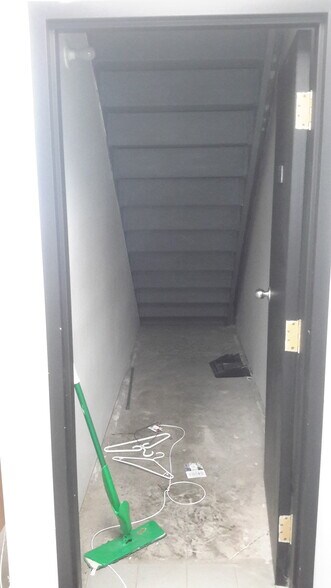 More Photos Of 854 Boyd Ave, Ottawa Warehouse For Lease