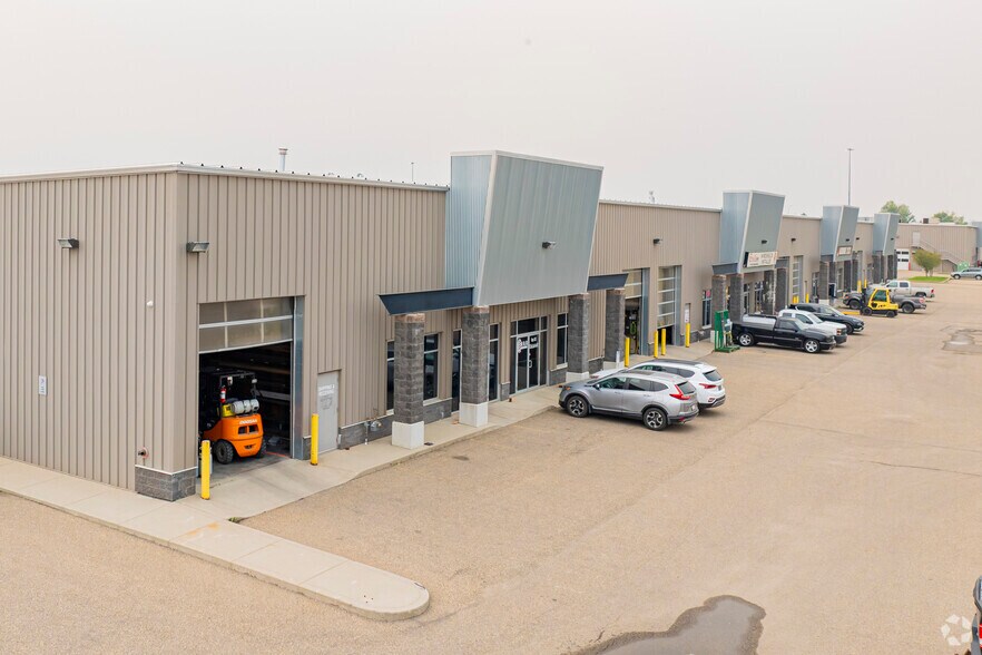 More Photos Of 51 East Lake Ave NE, Airdrie Showroom For Lease