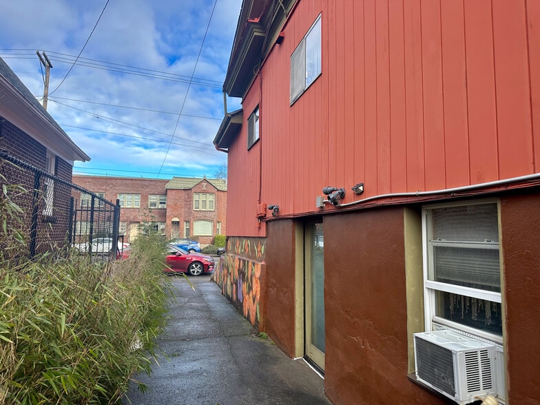 More Photos Of 2928 SE Hawthorne Blvd, Portland Office For Sale