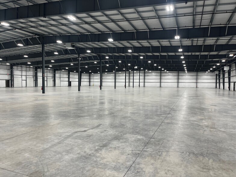 More Photos Of 1477 NE 67th Pl, Des Moines Distribution For Lease