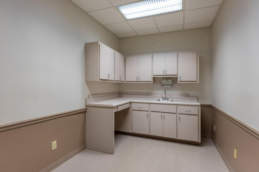 More Photos Of 1494 Stuart Rd NE, Cleveland Medical For Lease