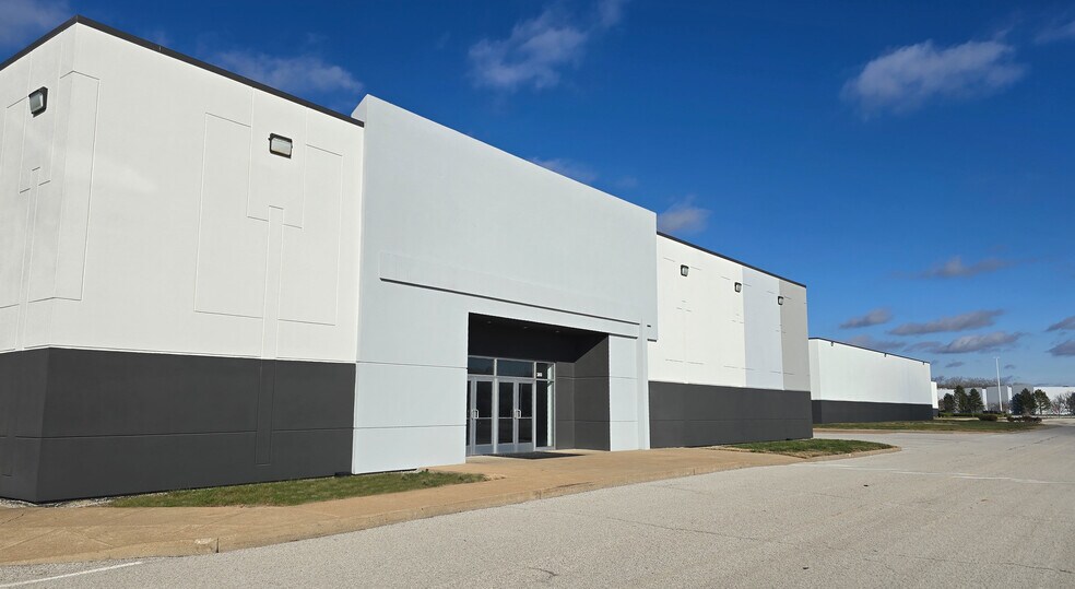 More Photos Of 5555 Saint Louis Mills Blvd, Hazelwood Warehouse For Lease