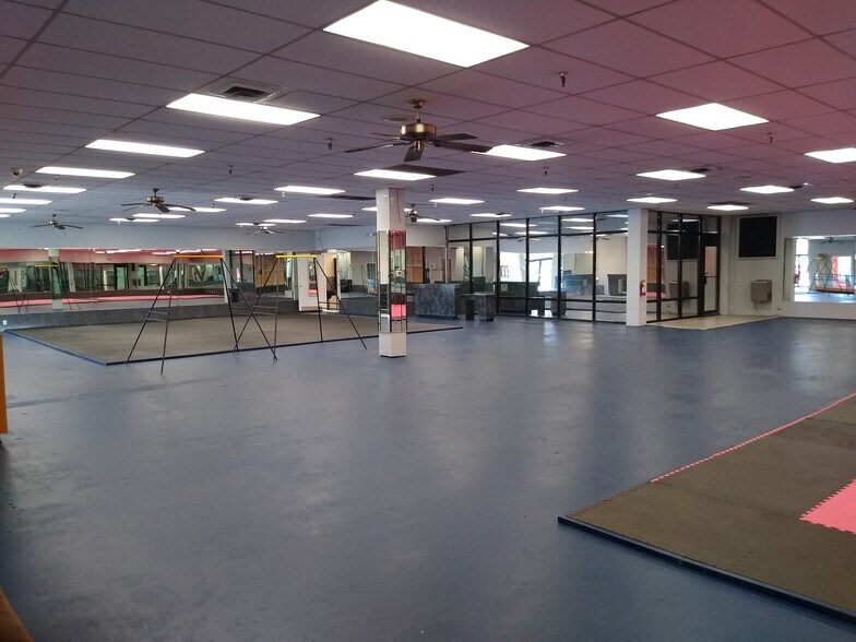 More Photos Of 1710-1738 E Little Creek Rd, Norfolk Storefront For Lease