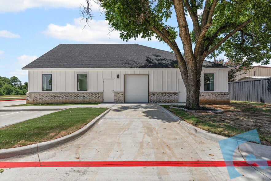 More Photos Of 908 Cresthaven Dr, Euless Showroom For Lease