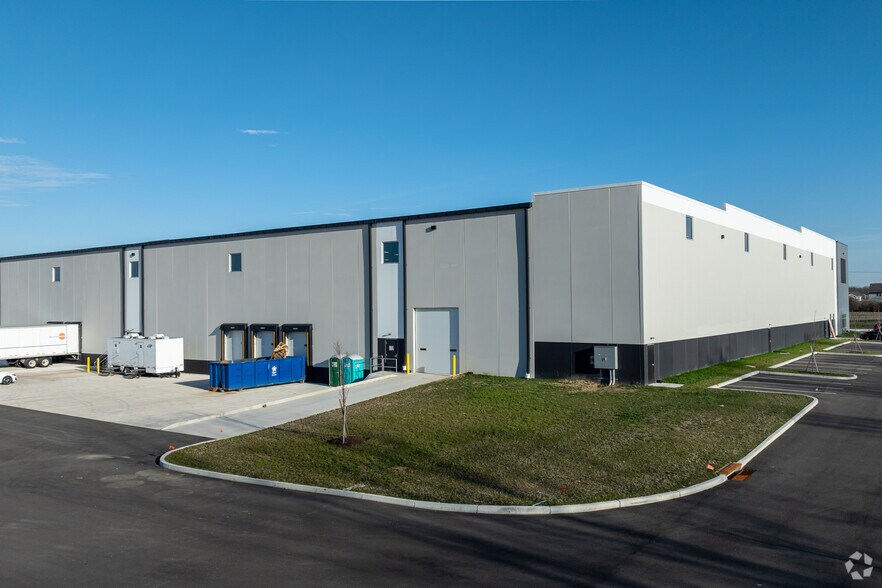 More Photos Of 301 Lau Pky, Englewood Distribution For Lease
