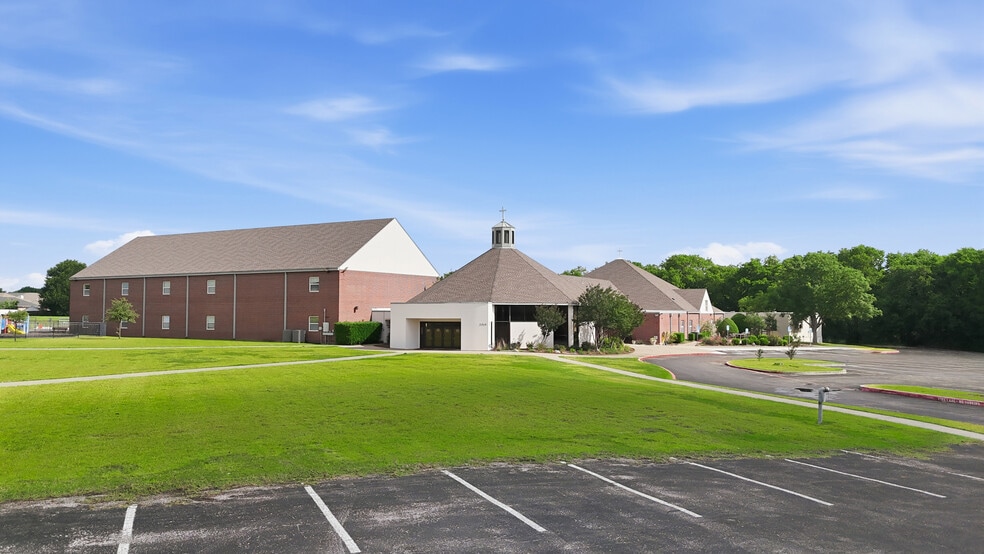 More Photos Of 2045 SE Green Oaks Blvd, Arlington Religious Facility For Sale