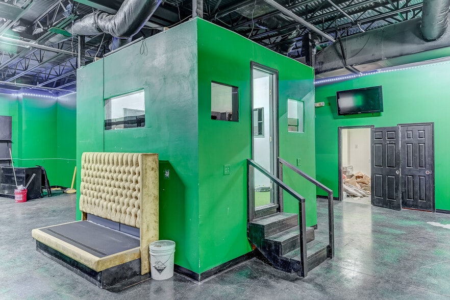 More Photos Of 324 Fm-1960 Rd, Houston General Retail For Sale