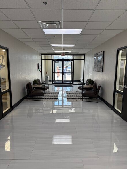 More Photos Of 600 SW Jefferson St, Lee's Summit Office For Lease
