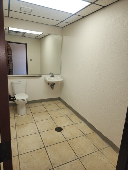 More Photos Of 810-812 SE 3rd St, Lawton Light Manufacturing For Sale