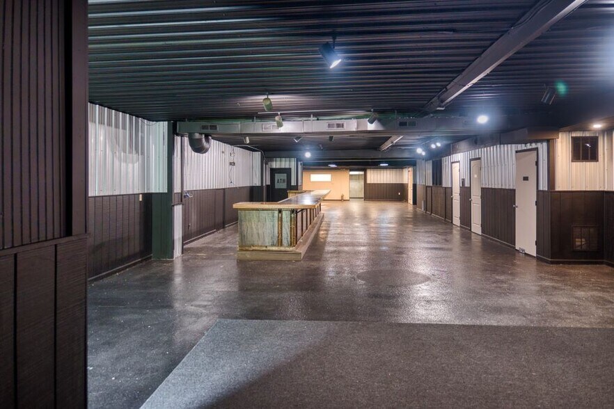 More Photos Of 4540 Emerson Ave, Parkersburg Bar For Lease