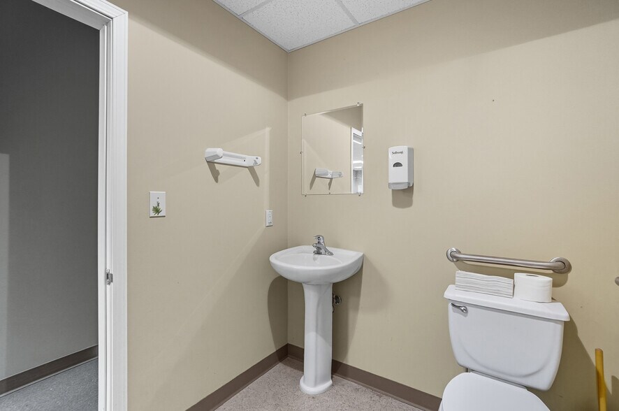 More Photos Of 1104-1124 Kemper Meadow Dr, Forest Park Storefront For Lease
