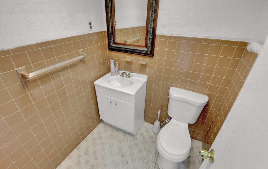 More Photos Of 1438 Wantagh Ave, Wantagh Freestanding For Lease