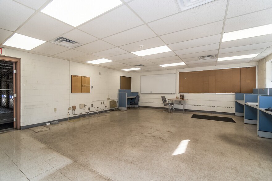 More Photos Of 1050 W Water St, Coaldale Flex For Sale