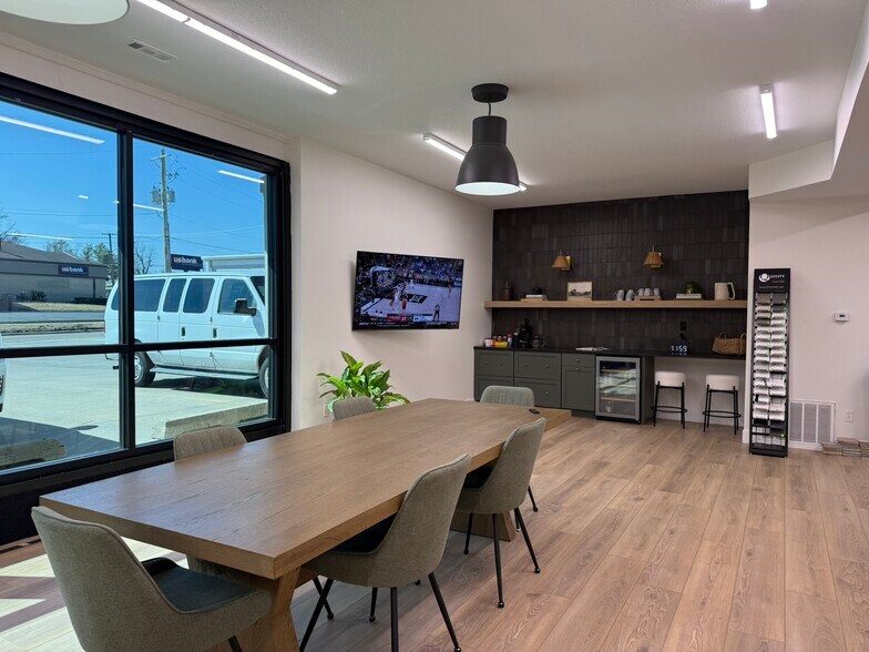 More Photos Of 102-108 SE 3rd St, Ankeny Freestanding For Sale