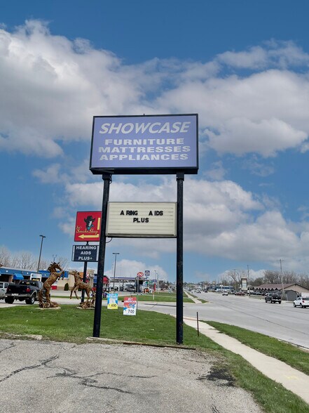 More Photos Of 904 W North St, Kendallville Storefront For Sale