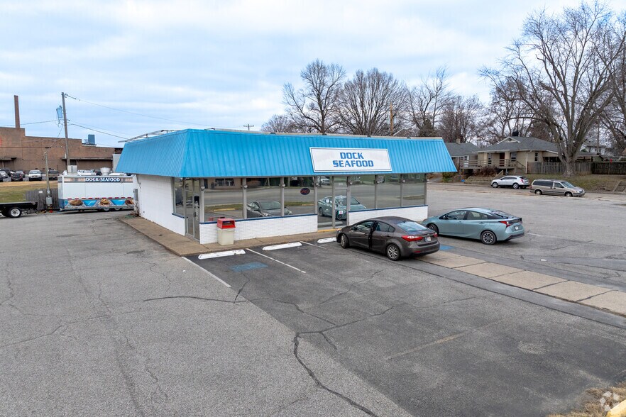 More Photos Of 199 E Hwy 60, Pekin Bar For Sale