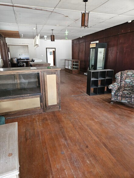 More Photos Of 130 Main St, Disney Freestanding For Sale