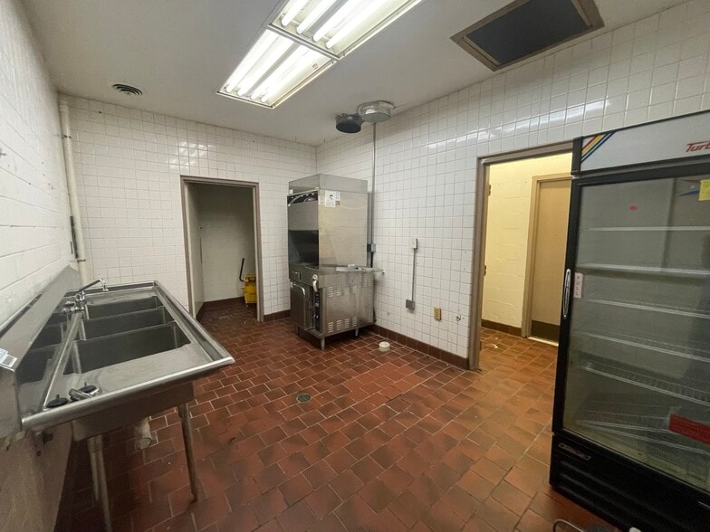 More Photos Of 134 Elm St, Anniston Freestanding For Lease