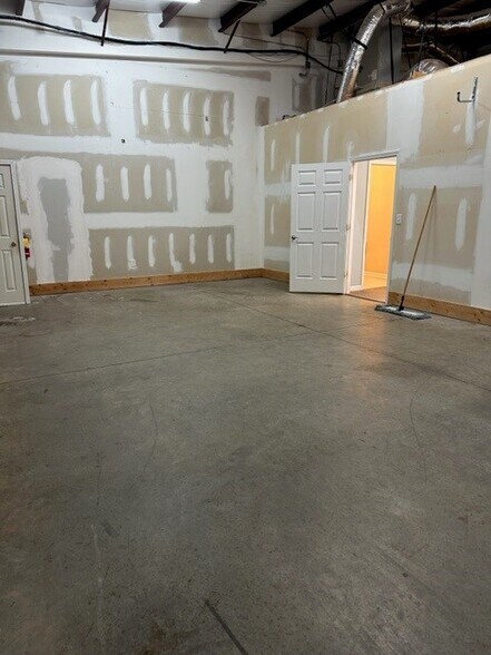 More Photos Of 441 E Ridgeway Rd, Commerce Light Distribution For Lease