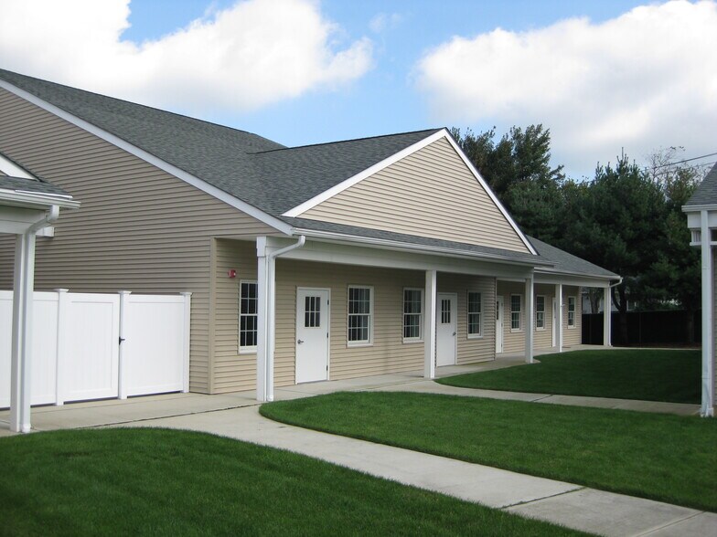 More Photos Of 1116 Main Rd, Riverhead Unknown For Lease