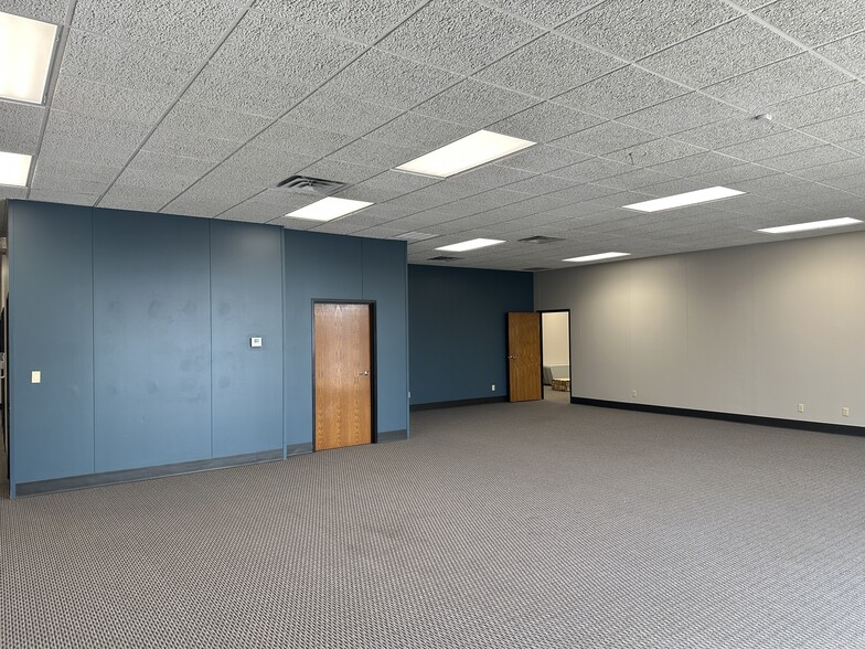 More Photos Of 1827 N Yellowood Ave, Broken Arrow Light Distribution For Lease