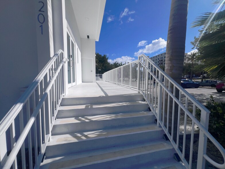 More Photos Of 201 N Ocean Dr, Hollywood Storefront Retail Office For Lease