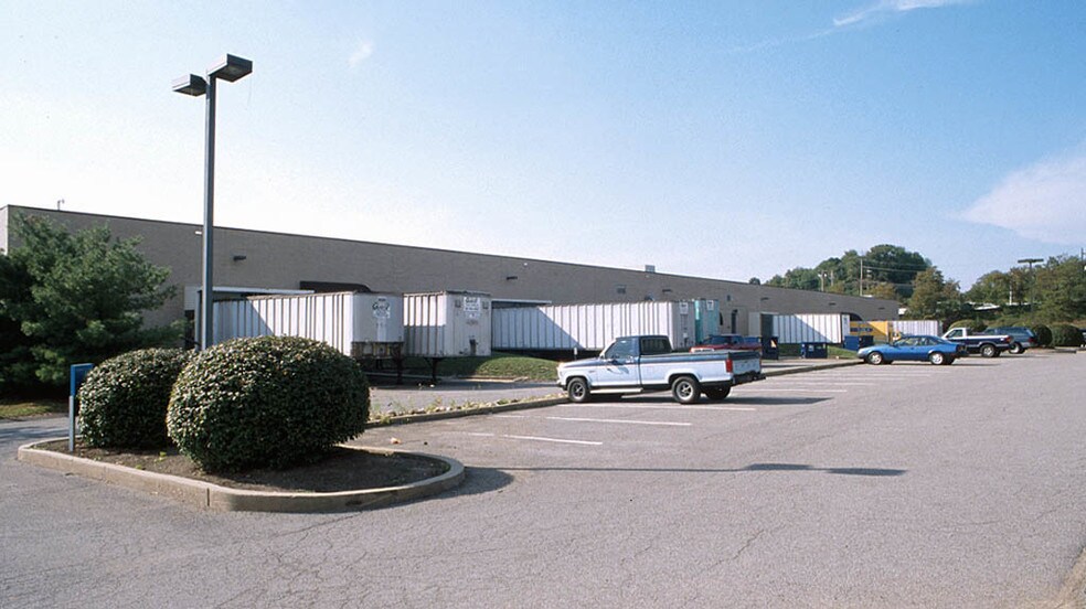 More Photos Of 170-180 Industry Dr, Pittsburgh Light Distribution For Lease