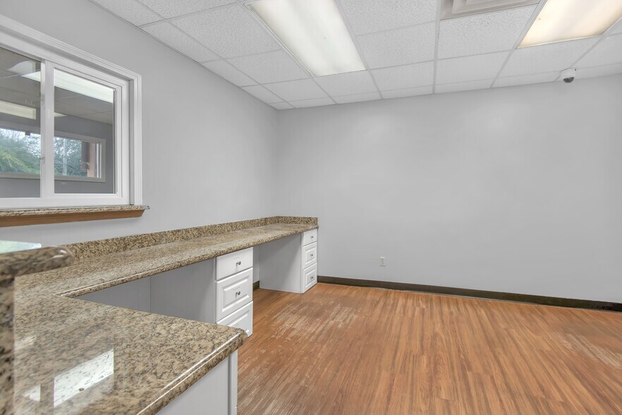 More Photos Of 949 Lane Ave S, Jacksonville Medical For Lease