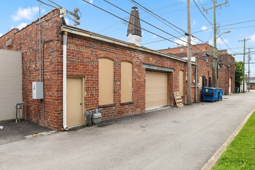 More Photos Of 160 E Morgan St, Martinsville Showroom For Sale