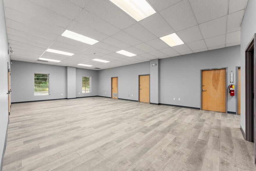 More Photos Of 3917 Old Flowery Branch Rd, Oakwood Flex For Lease