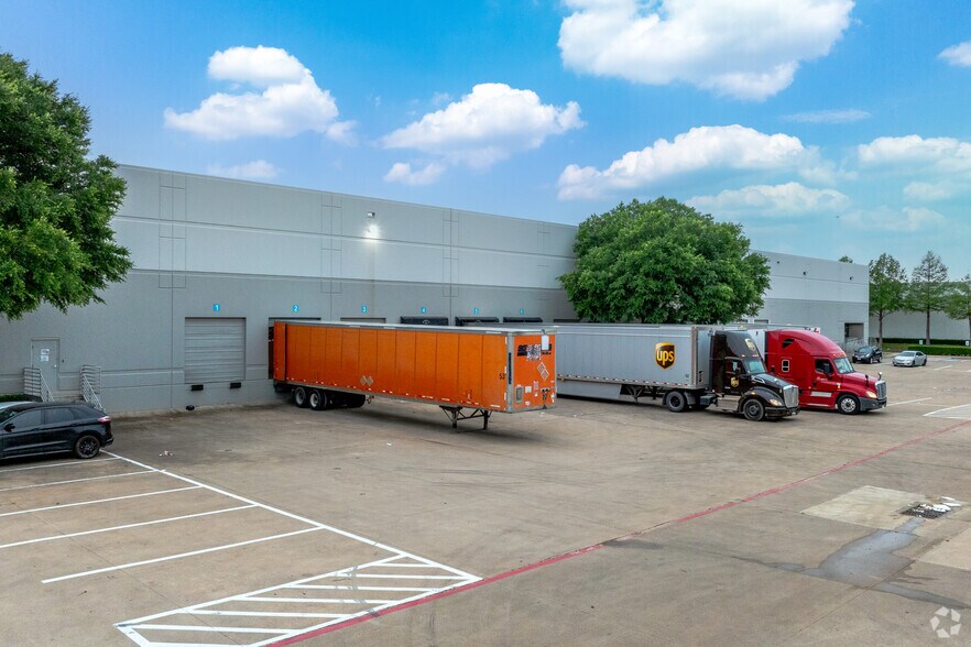 More Photos Of 1520 Luna Rd, Carrollton Warehouse For Lease