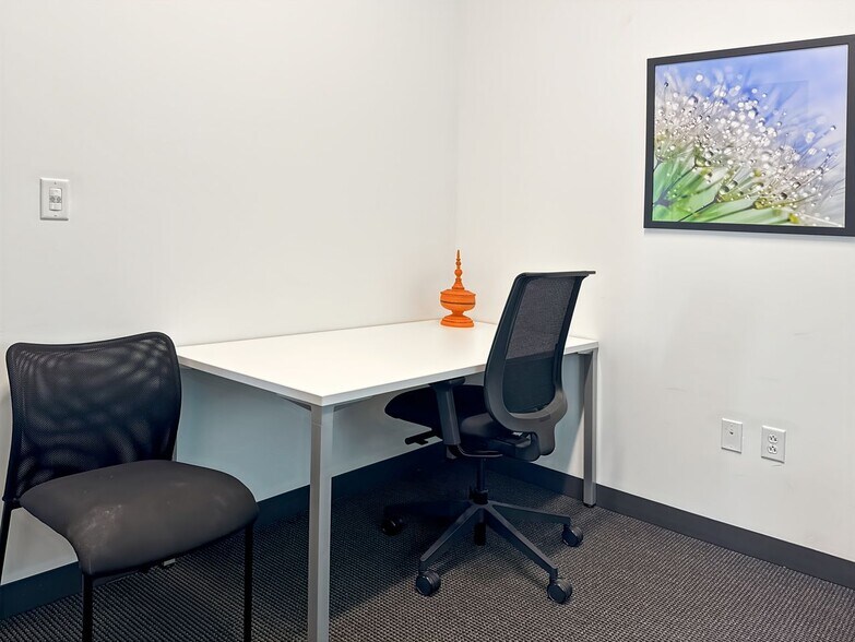 More Photos Of 1901 Manhattan Blvd, Harvey Coworking Space