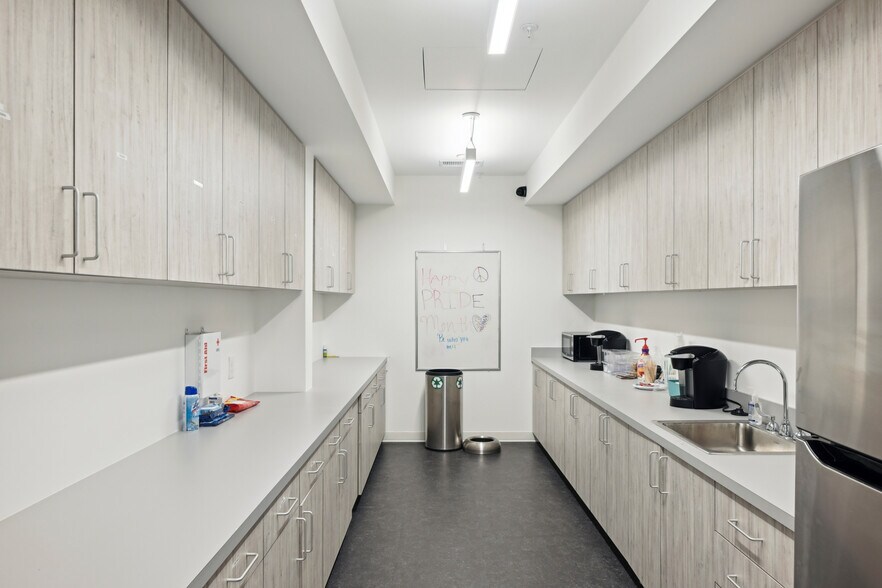 More Photos Of 159 Armour Dr NE, Atlanta Showroom For Lease