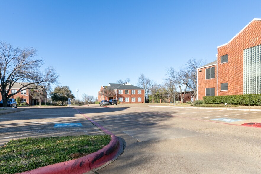 More Photos Of 1307 W Abram St, Arlington Office For Lease