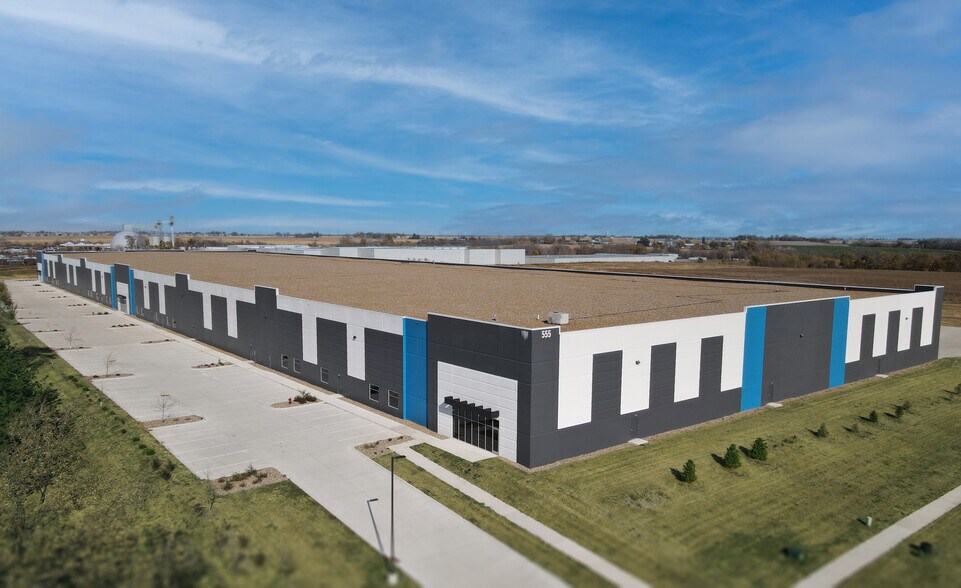 More Photos Of 555 9th St NE, Altoona Distribution For Lease