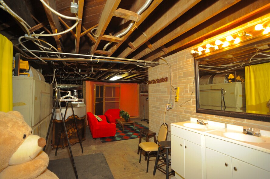 More Photos Of 424 W Main St, Denison Storefront Retail Office For Sale