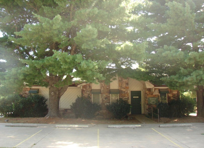 More Photos Of 601 S Broadway St, Grove Medical For Sale