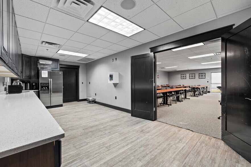 More Photos Of 4487 Bents Dr, Windsor Light Manufacturing For Lease