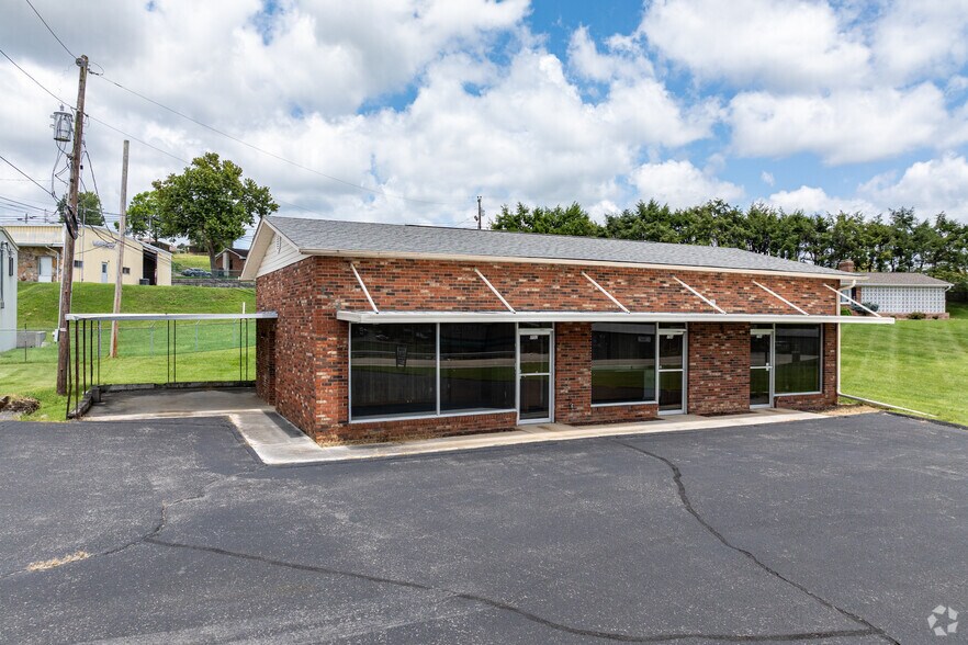 Primary Photo Of 702-706 N Broad St, New Tazewell Office For Sale