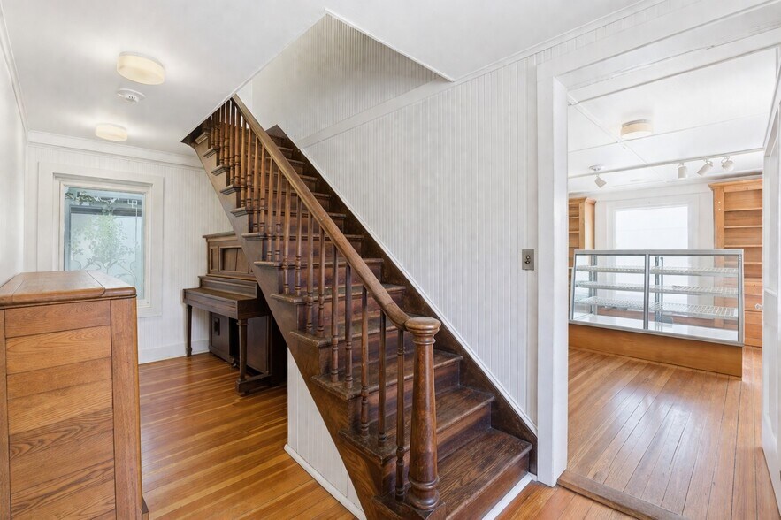 More Photos Of 1612 Main Rd, Riverhead Freestanding For Sale