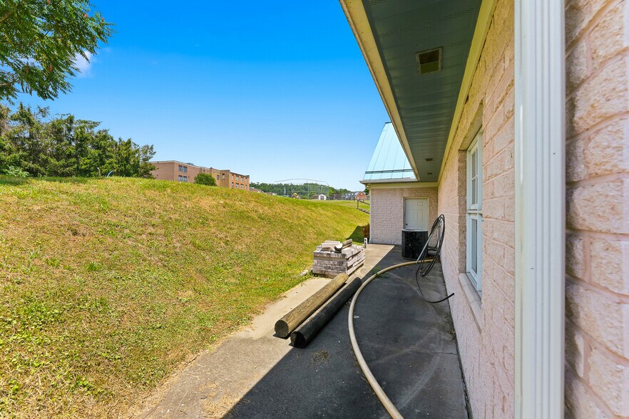 More Photos Of 1703 Locust Ave, Fairmont Medical For Sale