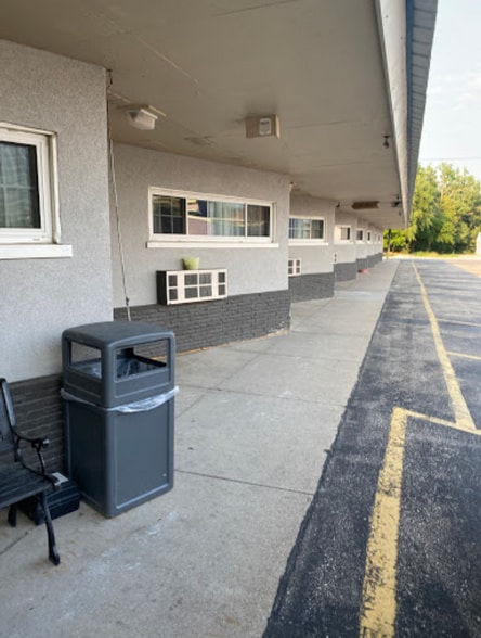 More Photos Of 3108 S Center St, Marshalltown Hotel For Sale