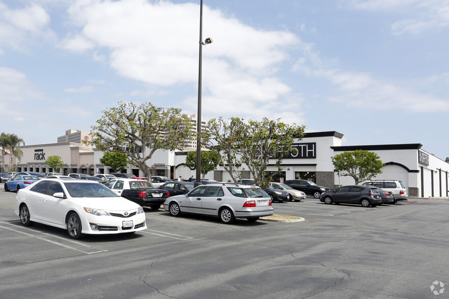 Primary Photo Of 21470-21500 Victory Blvd, Woodland Hills General Retail For Lease