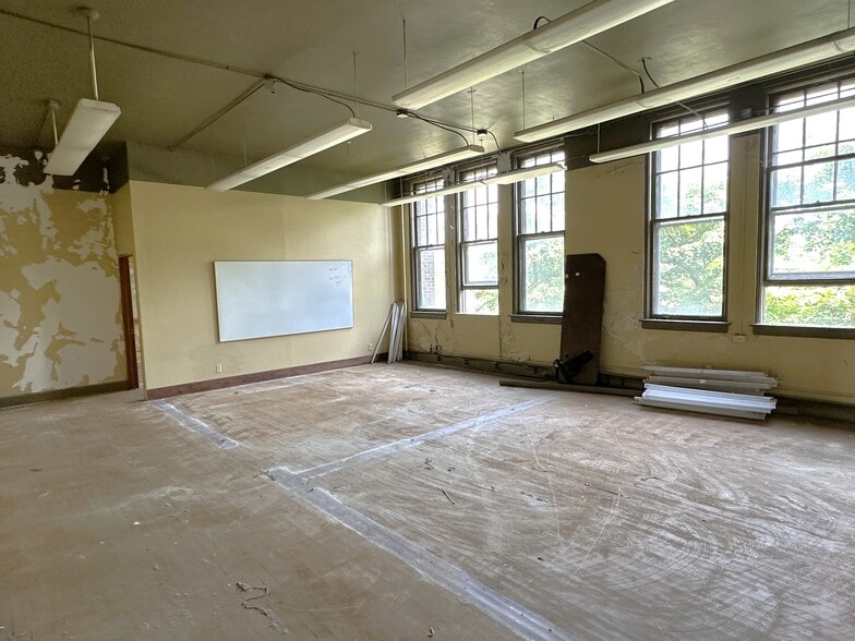 More Photos Of 921 W State St, Rockford Schools For Sale