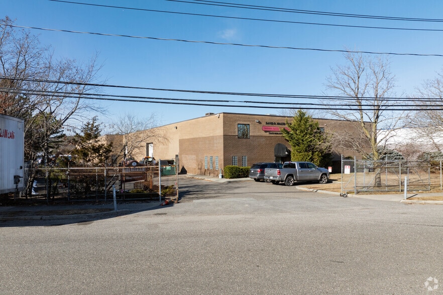 More Photos Of 39 Windsor Pl, Central Islip Warehouse For Lease