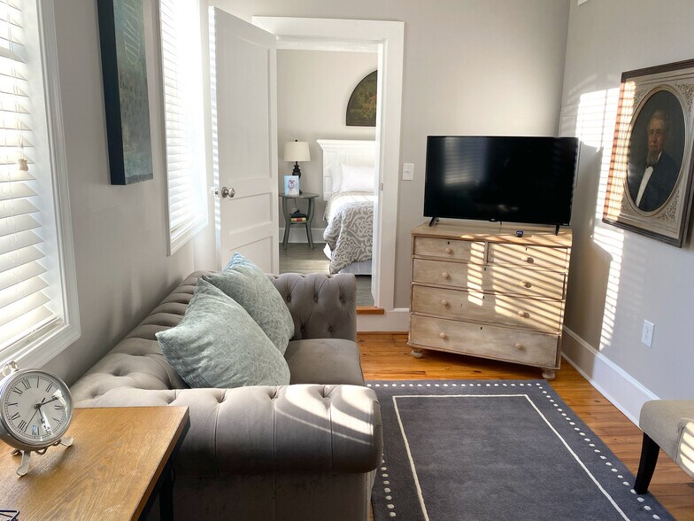 More Photos Of 2 S Court St, Luray Hotel For Sale