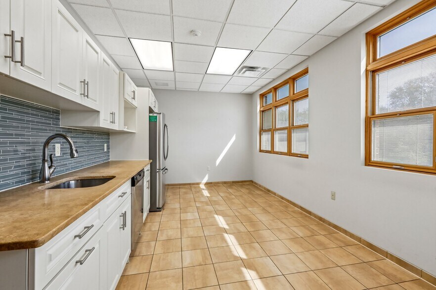 More Photos Of 92 Union Ave, Cresskill Office For Sale